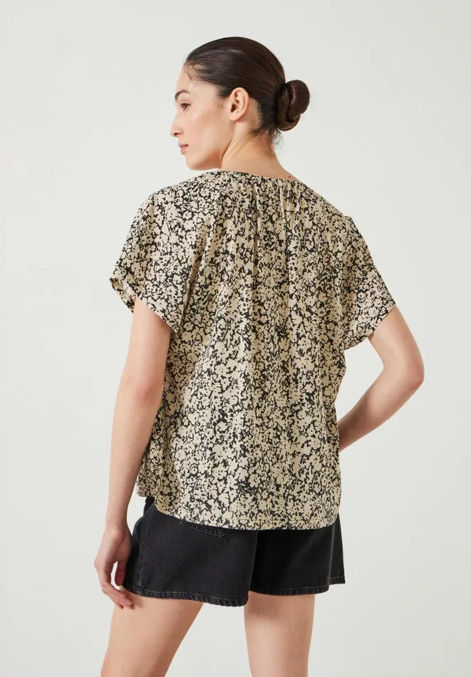 Hush Shirts and Blouses Women Taz Short Sleeve Blouse Silhouette Floral Neutral