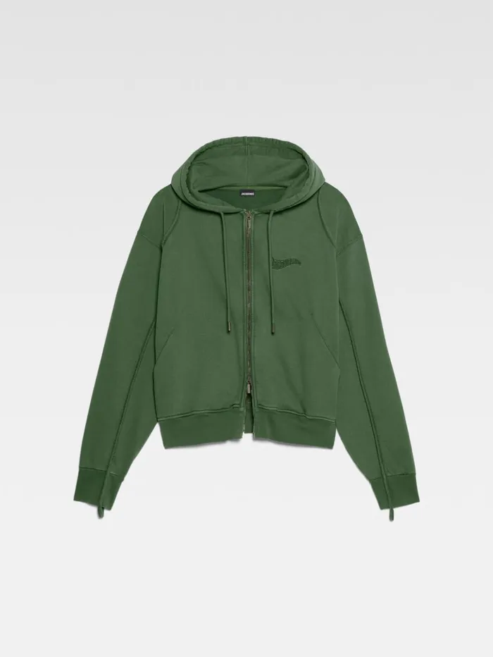 Men Sweatshirts and Joggings JACQUEMUS The Camargue Zipped Sweatshirt Dark Green Men Sweatshirts and Joggings JACQUEMUS The Camargue Zipped Sweatshirt Dark Green